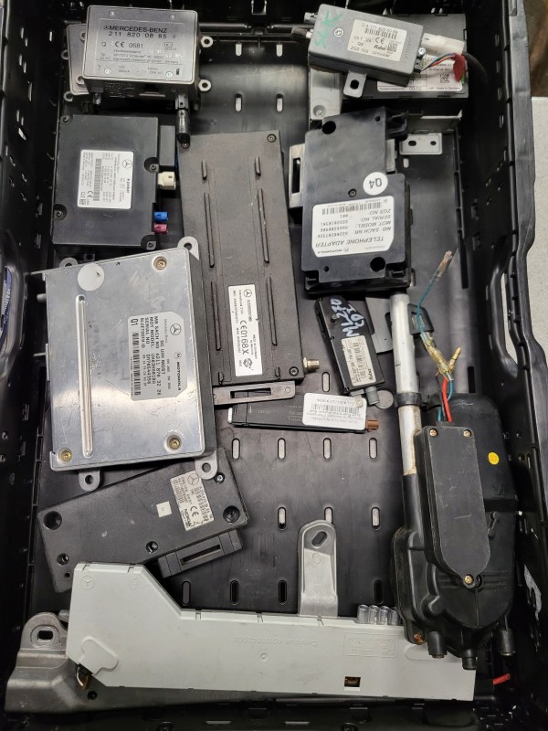 boîtier Bluetooth et boîtier antenne Mercedes 